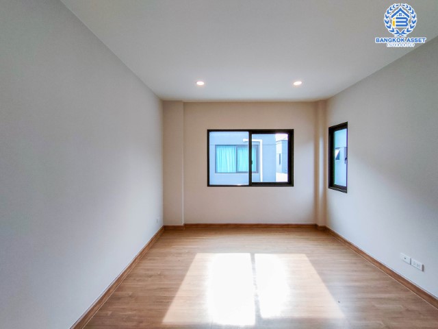 *****บ้านเดี่ยวมือสองย่านกรุงเทพฯ ม.เดอะซิตี้ พระราม2-พุทธบูชา เนื้อที่กว้าง 59.40 ตร.ว. ฟังก์ชัน 4 ห้องนอน 5 ห้องน้ำ ที่จอดรถ 3 คัน บ้านเดี่ยวหลังใหญ่ สวยหรูดูมีระดับ สภาพเหมือนใหม่พร้อมเข้าอยู่ ทำเลเดินทางสะดวก เชื่อมต่อถนนพระะราม2  ใกล้จุดขึ้นทางด่วน "วงแหวนรอบนอกกรุงเทพฯ ฝั่งใต้"